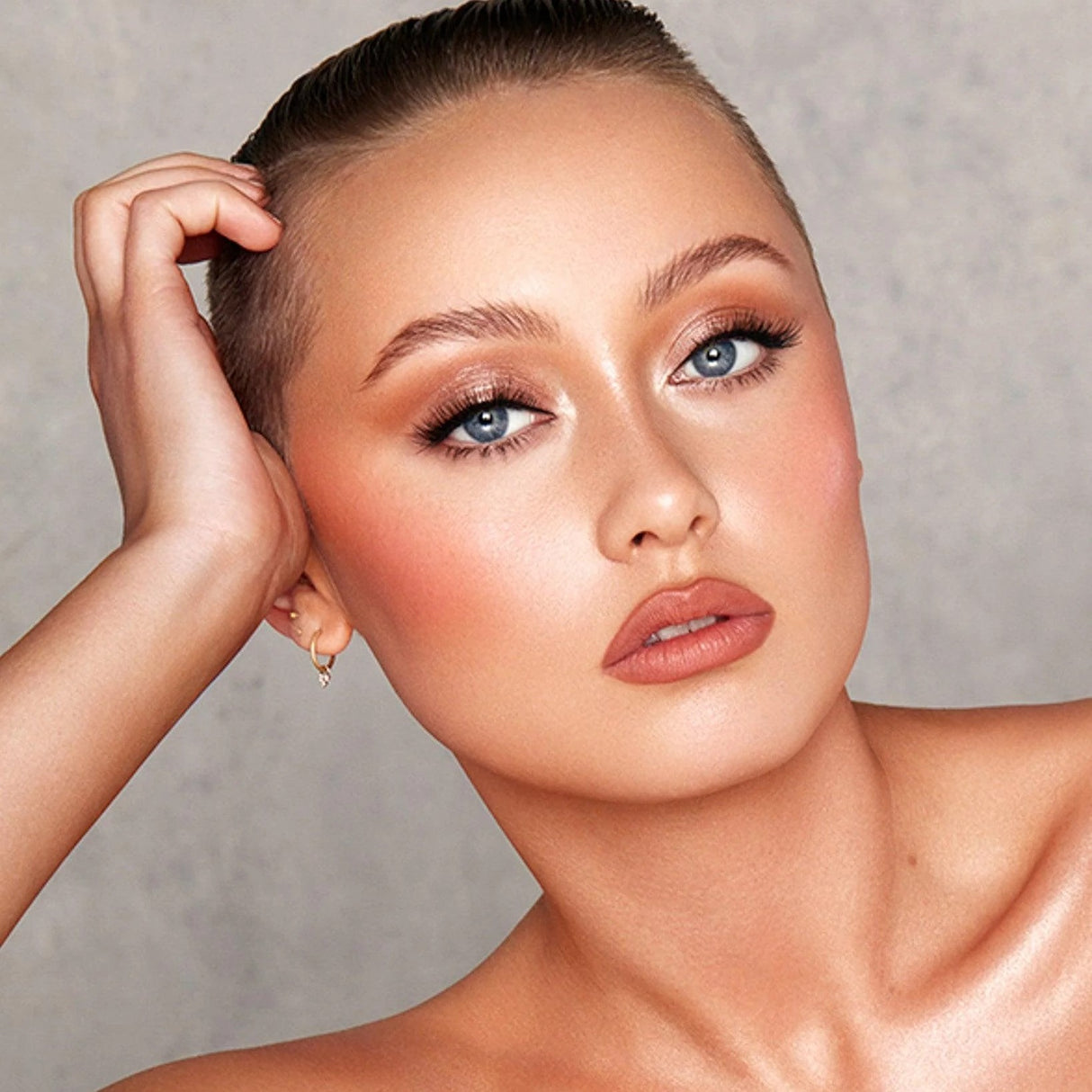 kash-beauty-highlight-sculpt-stick-3